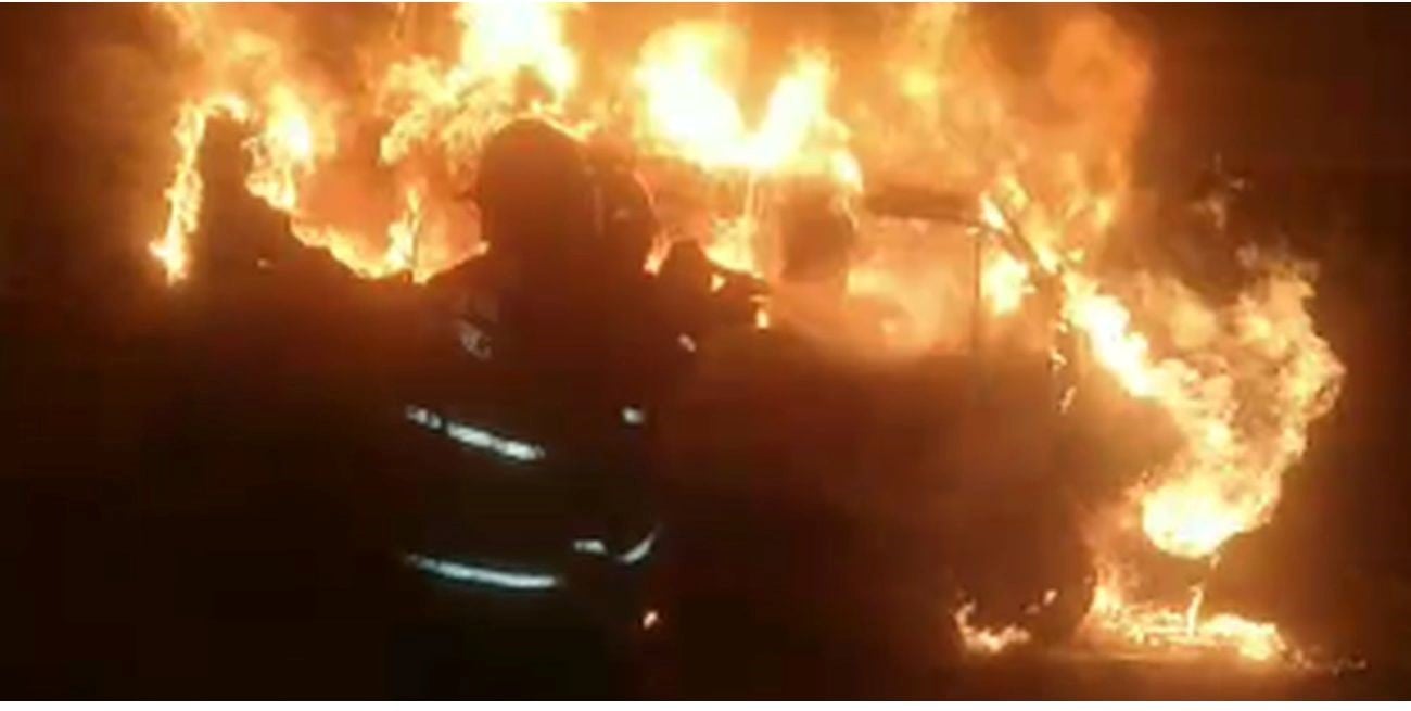 Impactante incendio en un depósito de camiones a la vera de la ruta 1