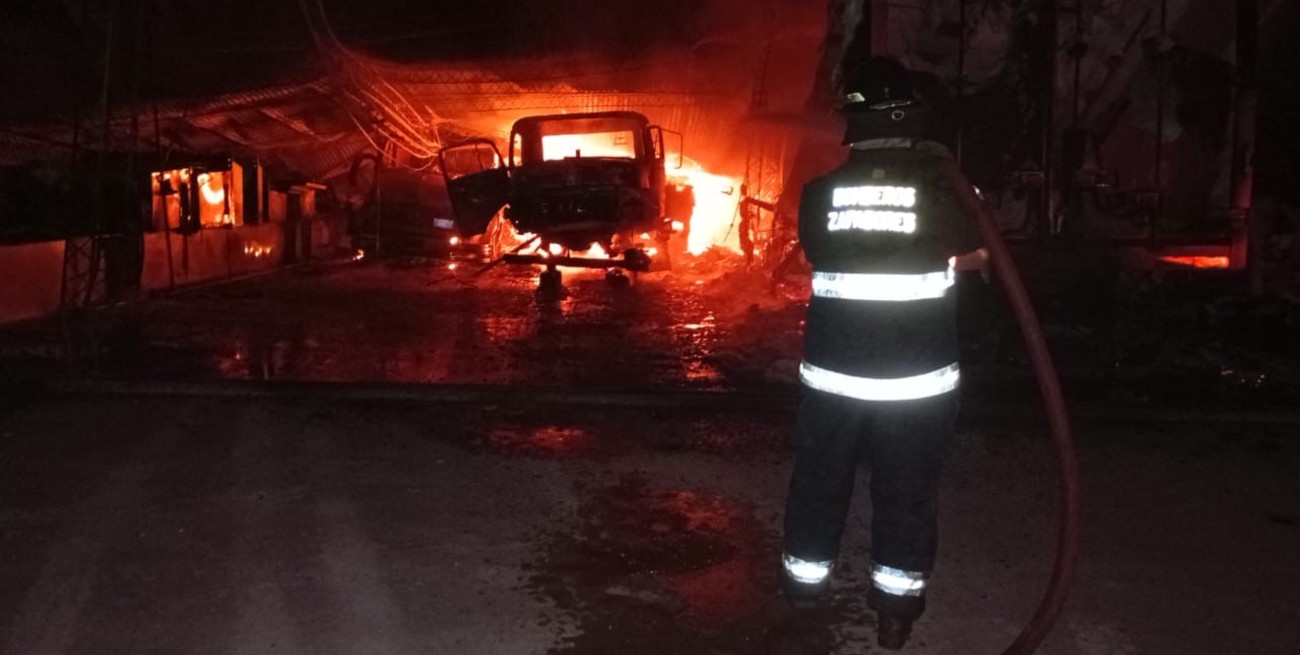 Impactante incendio en un depósito de camiones a la vera de la ruta 1