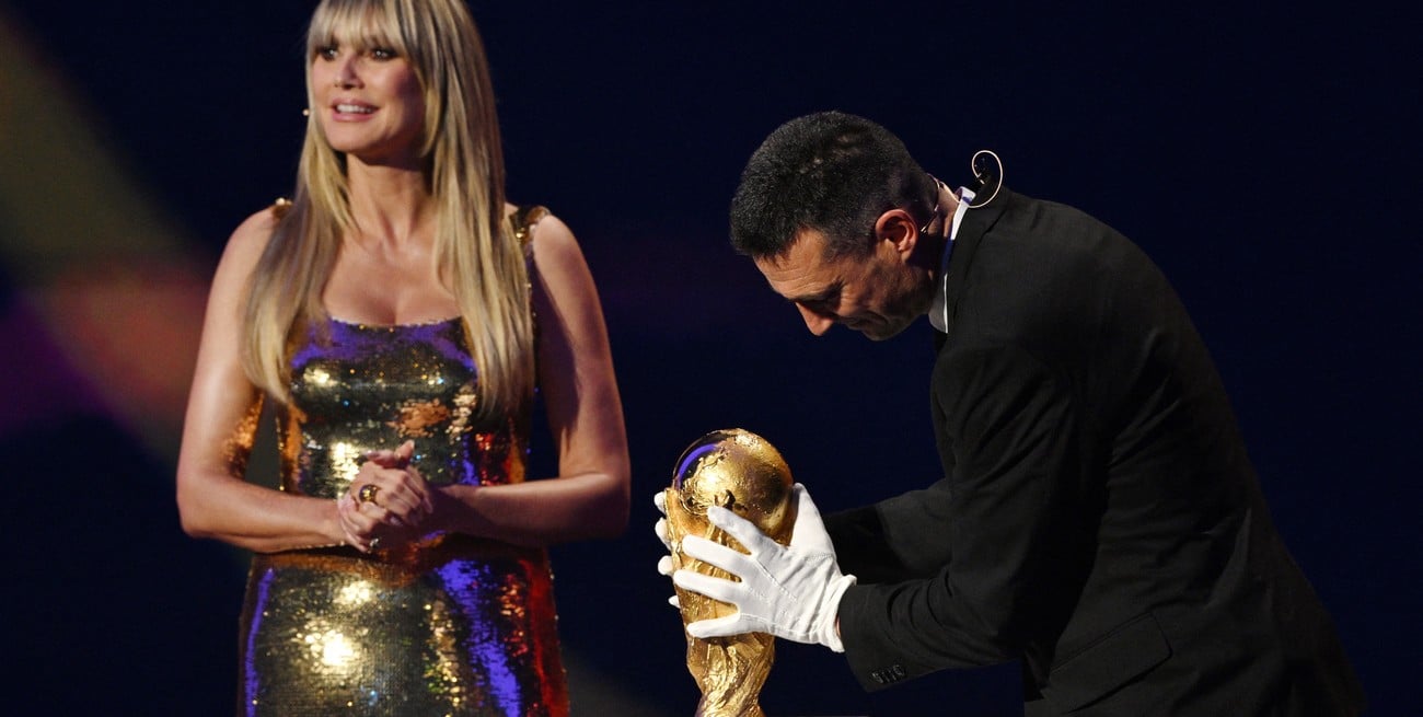 Sorteo del Mundial: así fue el momento en el que Scaloni entregó la Copa