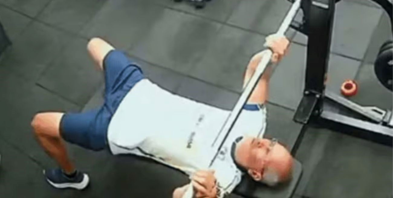Tragedia en Brasil: hacía ejercicios en un gimnasio, una barra cayó sobre su pecho y murió