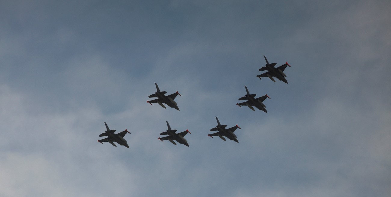 Las mejores imágenes de los aviones F‑16 en el vuelo rasante por Buenos Aires