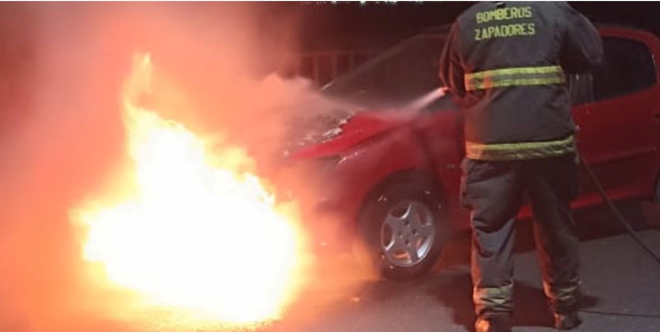 Se incendió un automóvil y generó caos en el Puente Carretero
