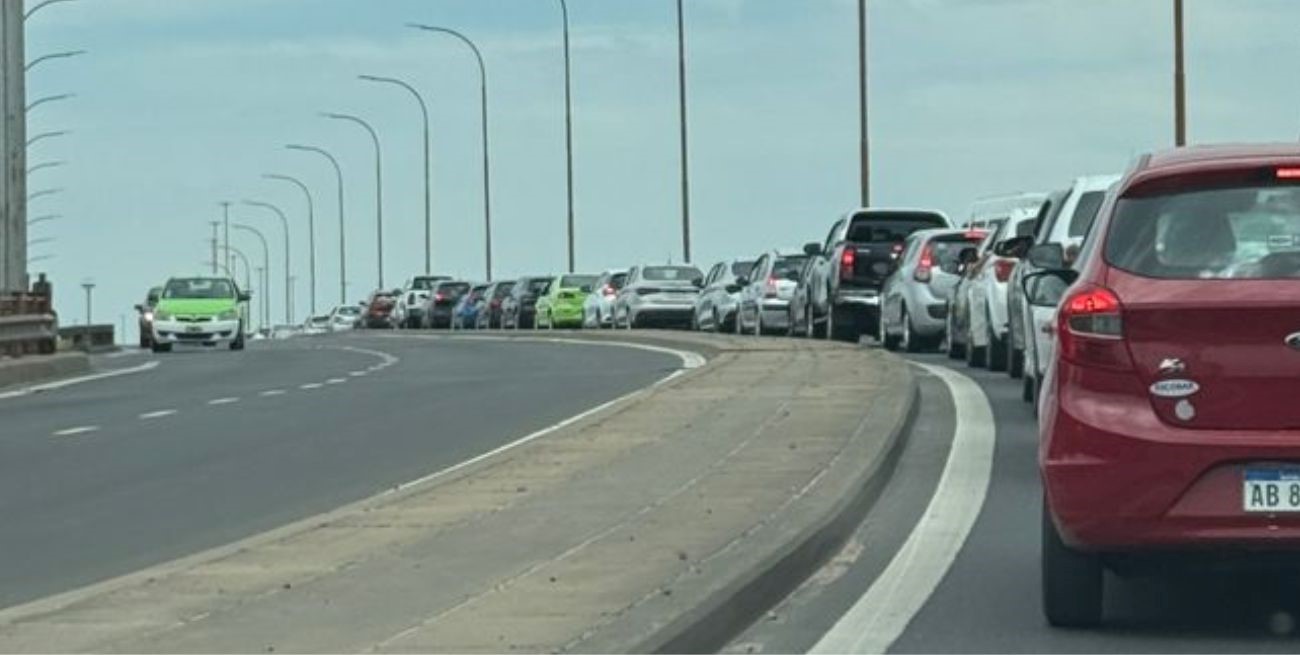 Un colectivo varado generó largas demoras en el Puente Oroño