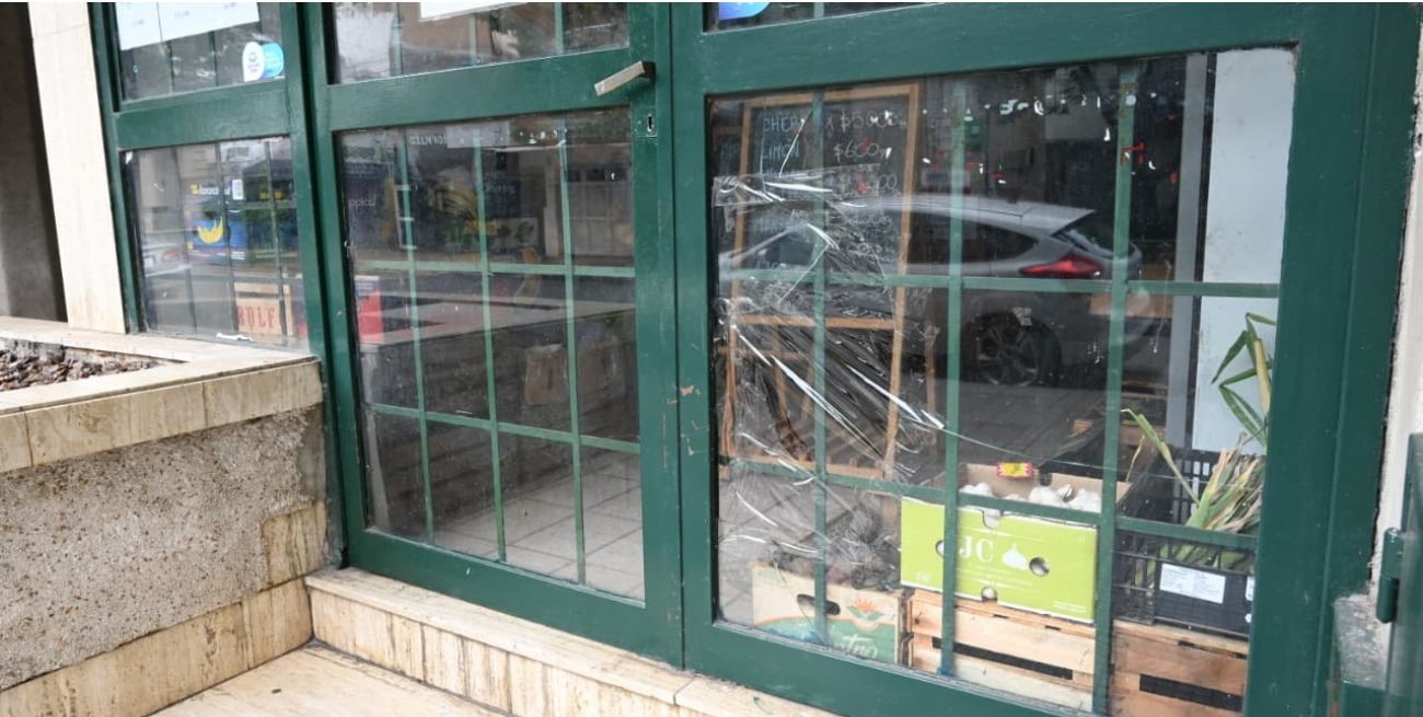 Vecinos redujeron a un hombre que rompió la vidriera de una verdulería en Santa Fe