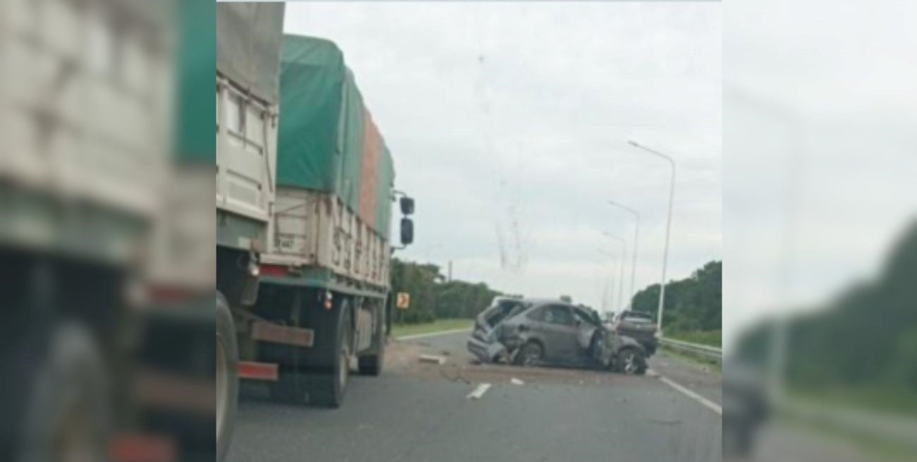 Impactante choque frente a La Tatenguita: un auto terminó destruido y su conductor con graves heridas