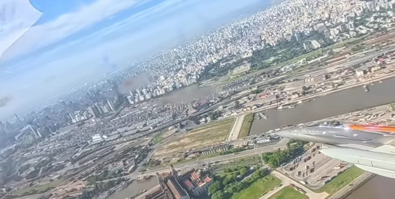 Así se vio el vuelo de un F‑16 sobre Buenos Aires desde el interior de la cabina
