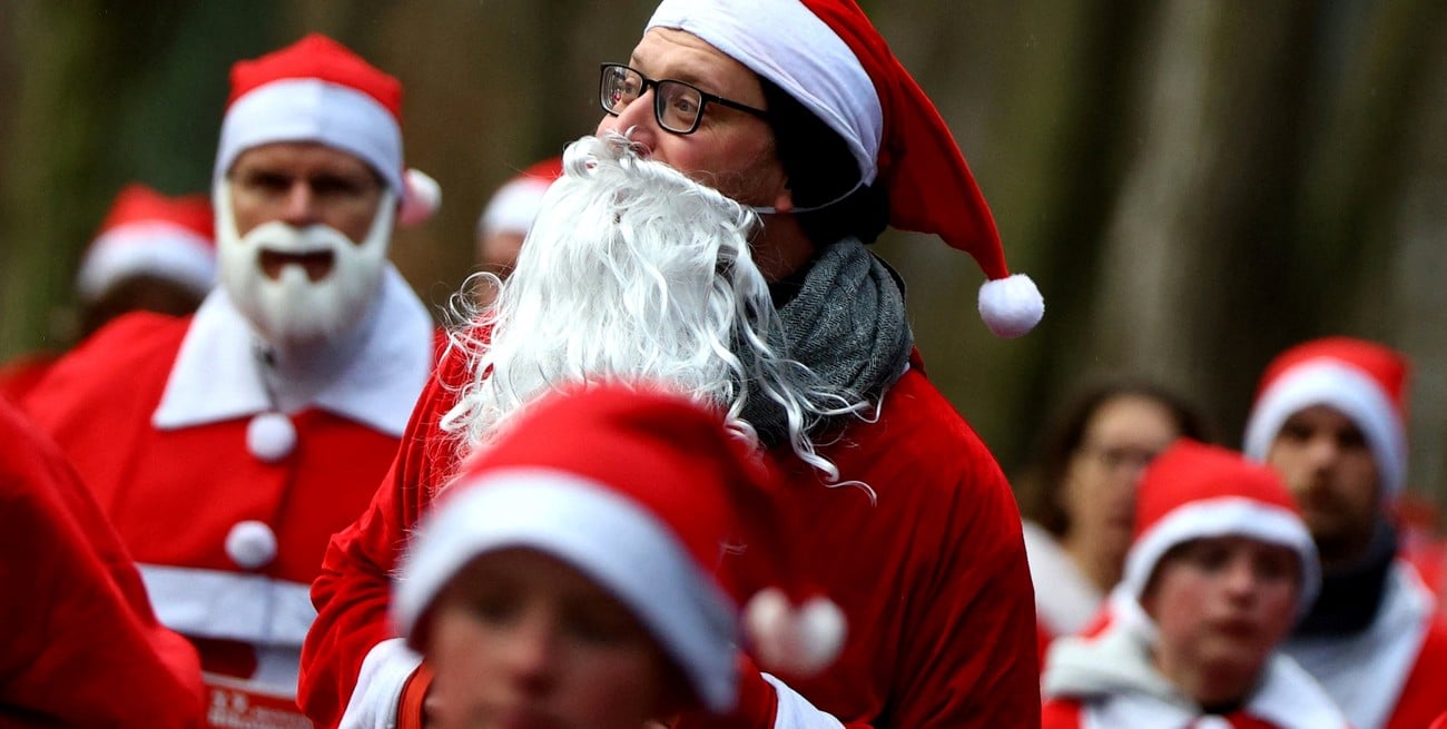 Budapest se tiñó de rojo: más de 4.500 Papá Noel corrieron por el centro de la ciudad
