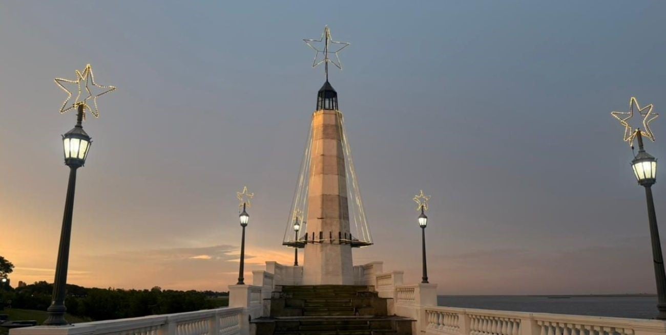 Con nueva estructura y luces, la ciudad de Santa Fe se pone a tono para Navidad el "arbolito" del faro