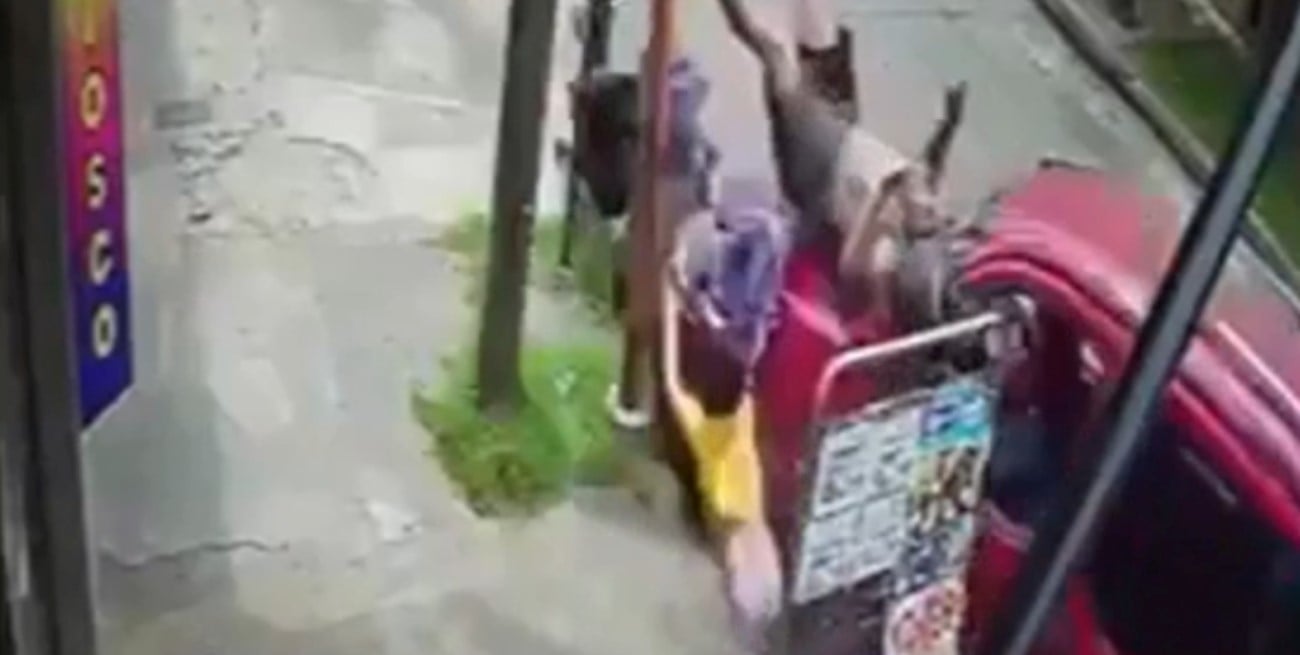 Un hombre y sus dos hijas fueron embestidos por una camioneta en Villa Luzuriaga