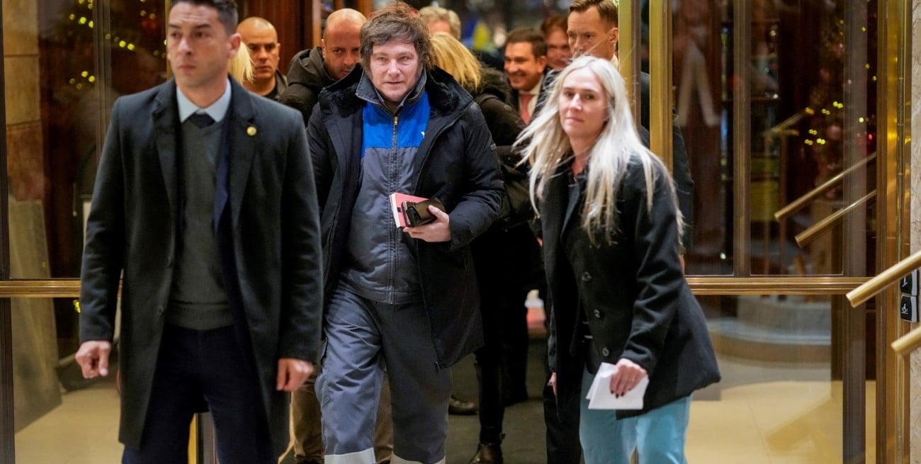 Milei llegó a Oslo vestido con el mameluco de YPF