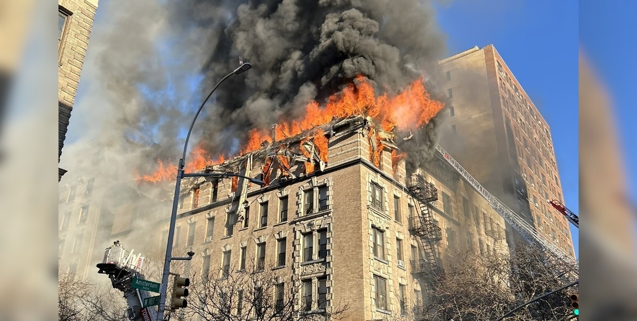 Cuatro heridos y techo colapsado en un incendio en Manhattan