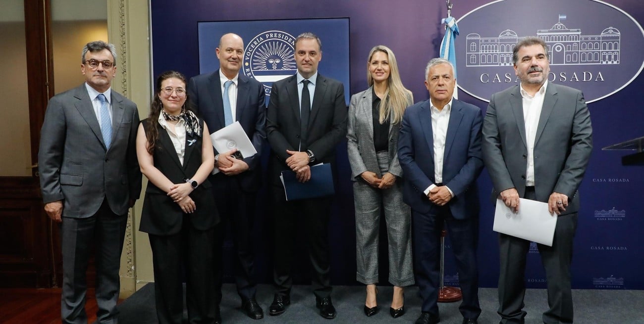 Adorni presentó el informe final del Consejo de Mayo con la ausencia del representante de la CGT