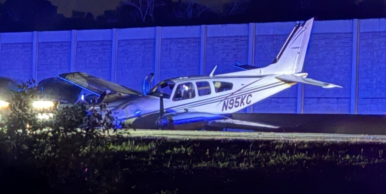 Estados Unidos: Una avioneta aterrizó de emergencia sobre la I-95 en Florida y chocó contra un auto