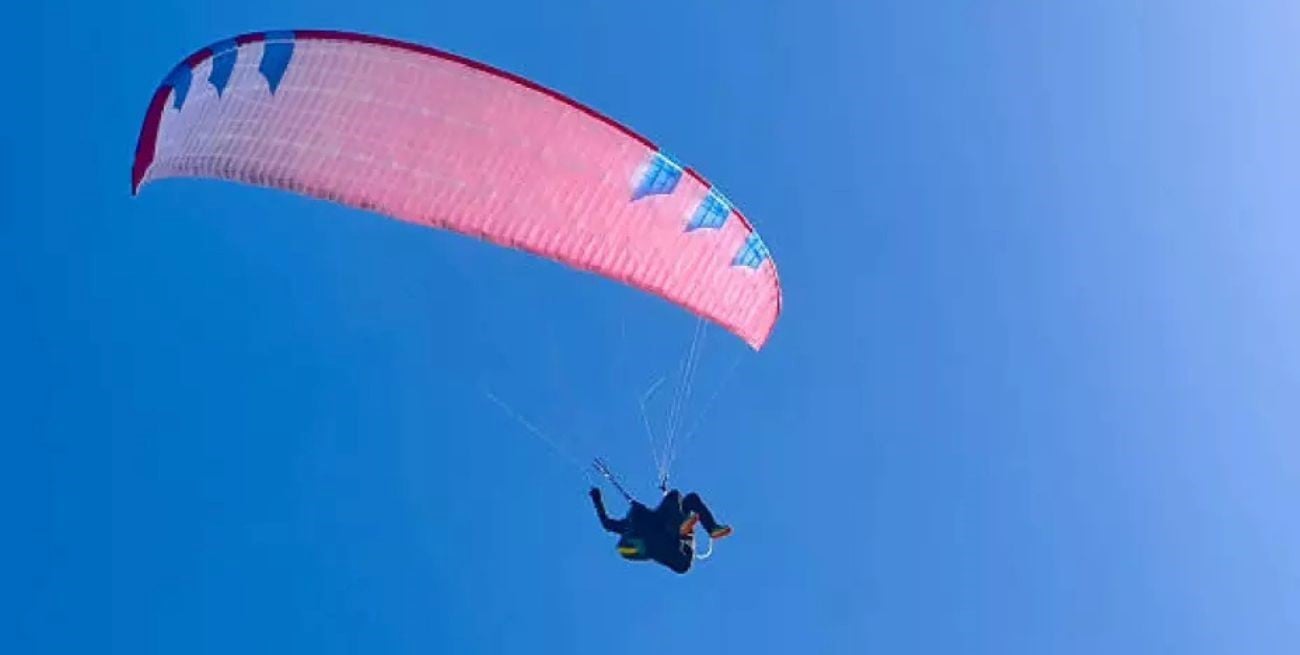 Insólito: un paracaidista cayó en una avenida en México y terminó colgado de un semáforo