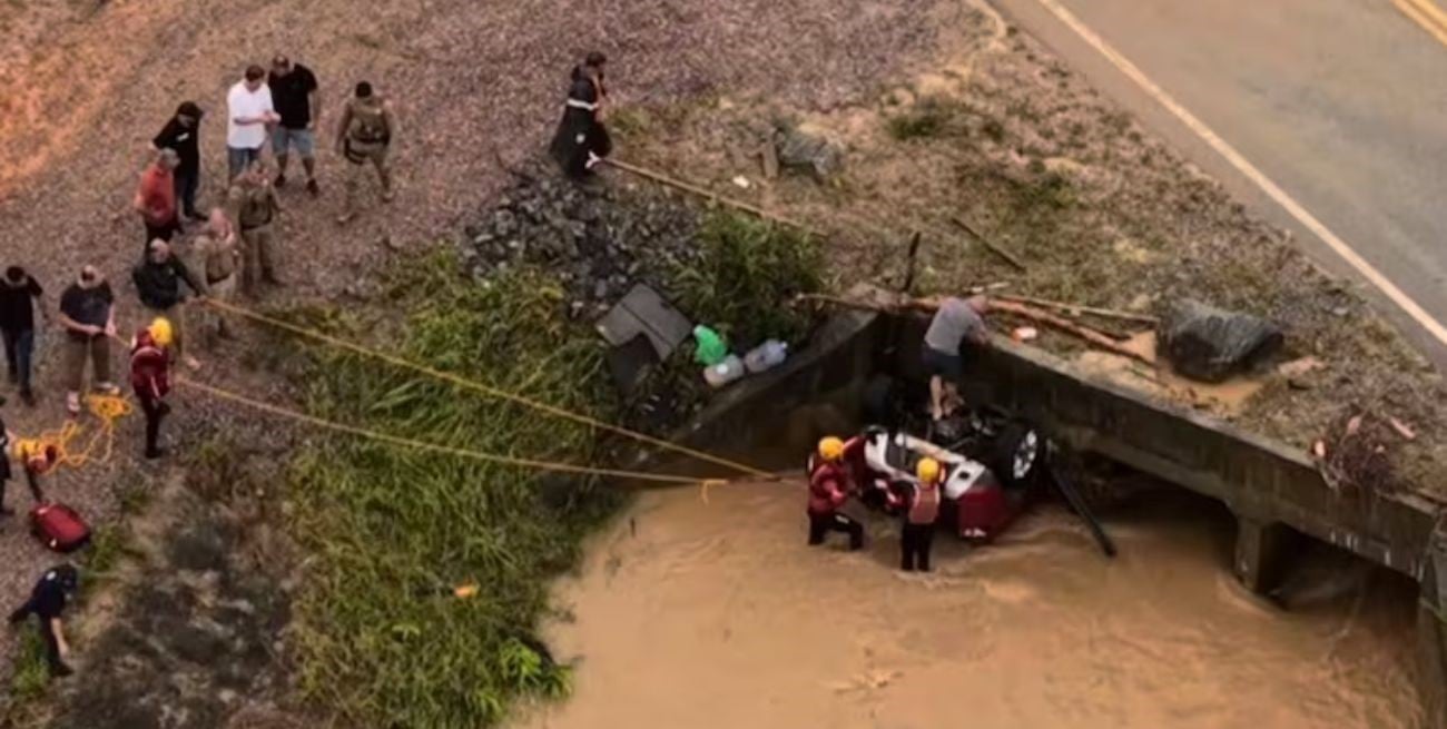 Trágico temporal en Brasil: una pareja y su bebé murieron al ser arrastrados en su auto por la corriente
