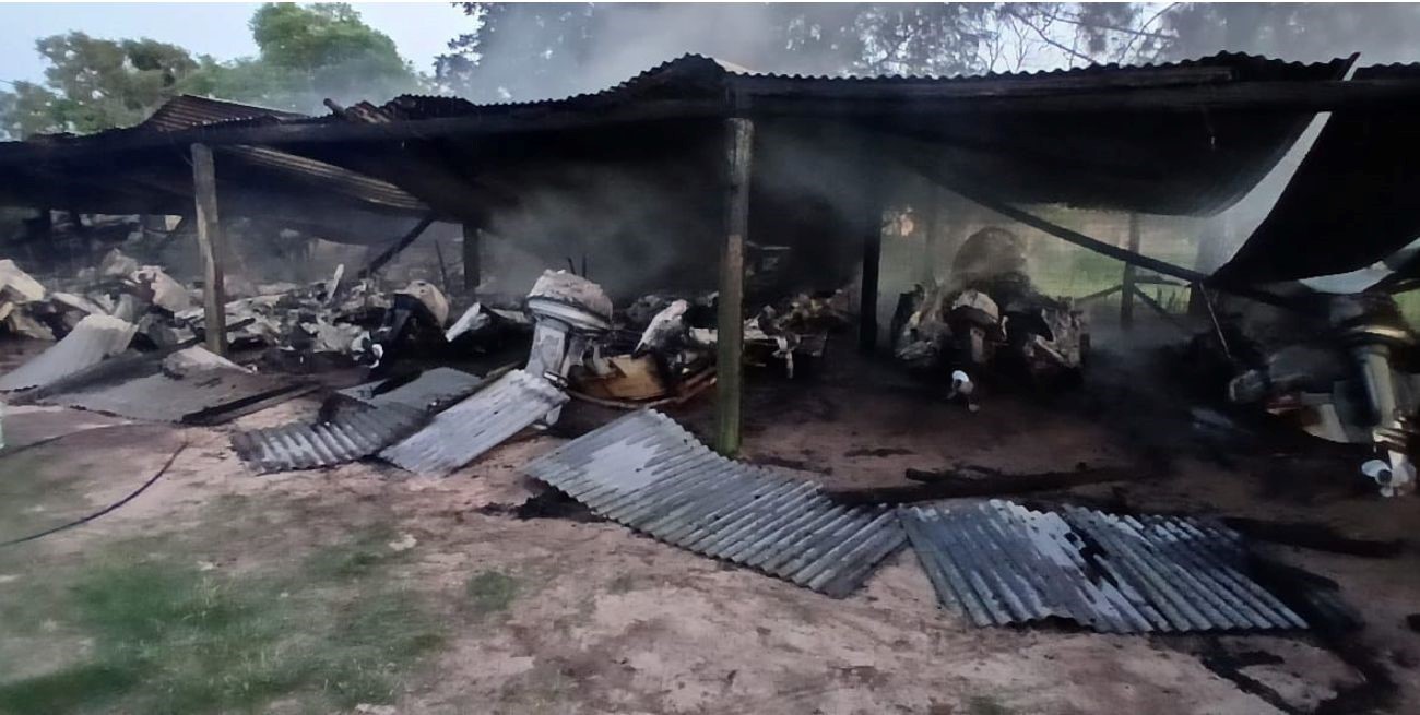 Fuego y destrucción total en una guardería de lanchas en Santa Rosa de Calchines