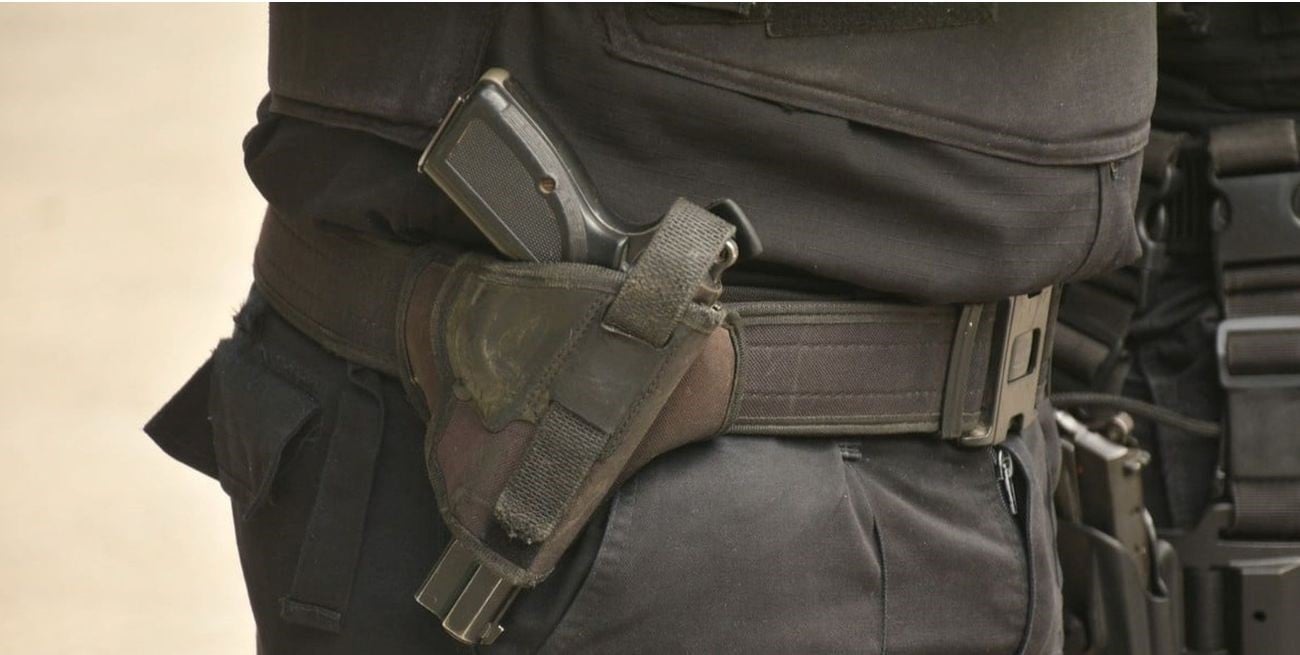 Un detenido escapó de un patrullero en movimiento y se llevó el arma de un policía 