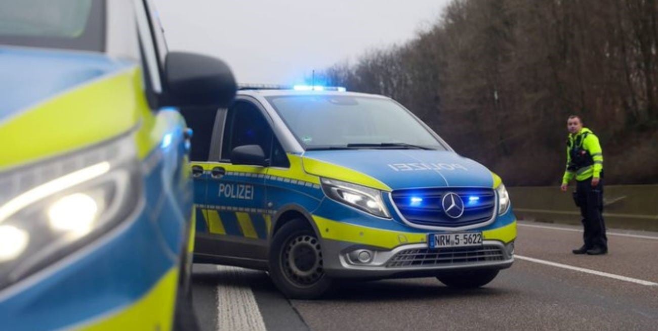 Escena peligrosa en Alemania: la policía frenó un auto con un bebé al mando del volante