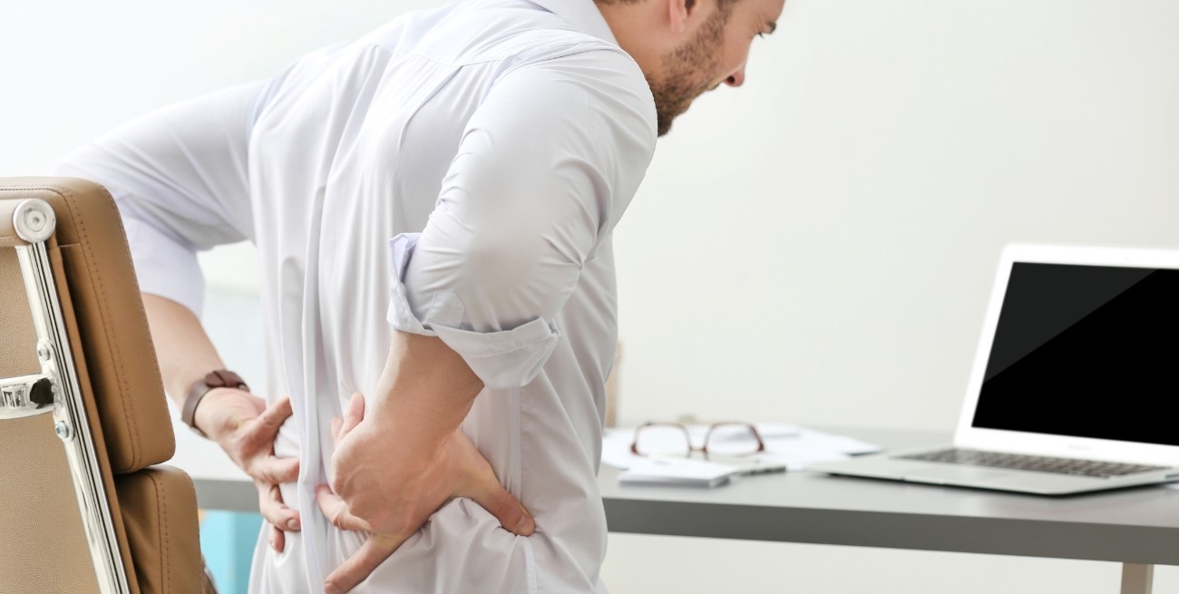 Sedentarismo y postura: la costumbre diaria que daña la columna según una experta