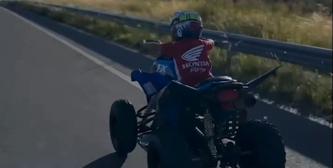 Su hijo de 5 años manejó un cuatriciclo por la ruta y le inhabilitaron la licencia