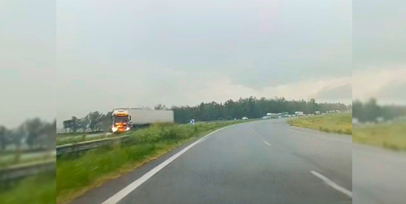 Corte total en una mano de la Autopista 34 por un camión accidentado en plena tormenta