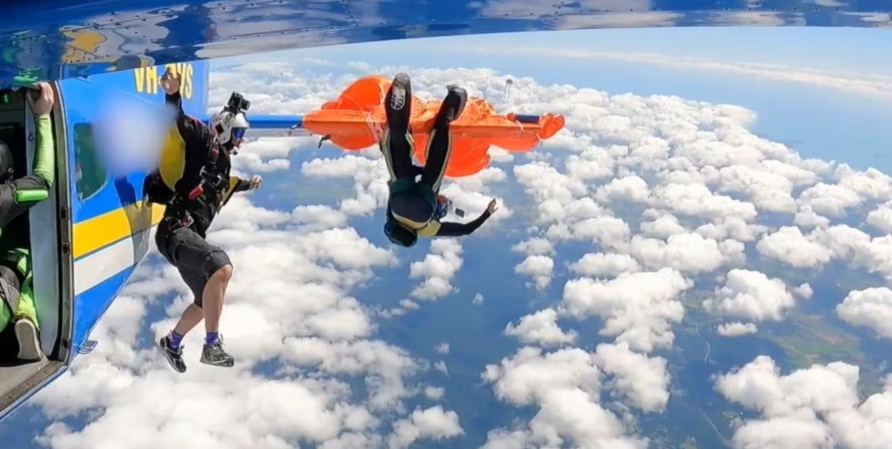 Un paracaidista quedó colgado de un avión a 4.500 m en Australia 