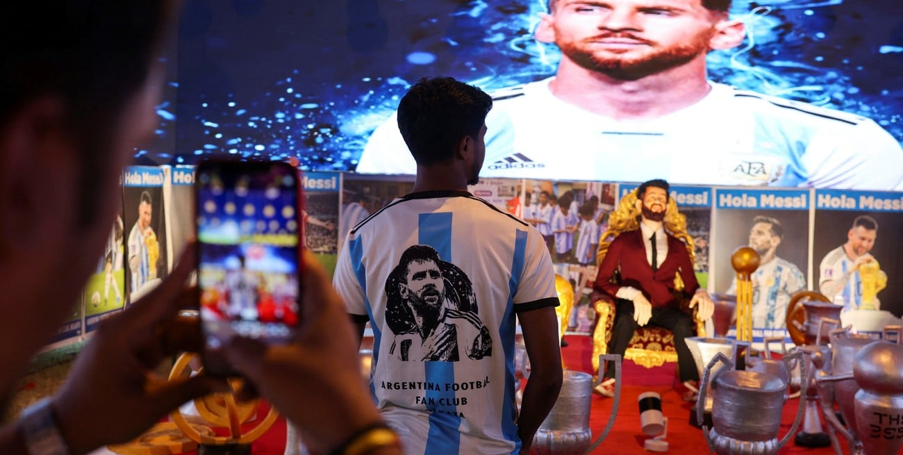 Messi aterrizó en India: lo reciben con una estatua gigante y una gira repleta de homenajes