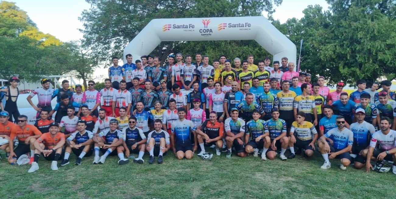 Tras 21 años de ausencia, se corre la competencia ciclística que une Santa Fe con Rosario