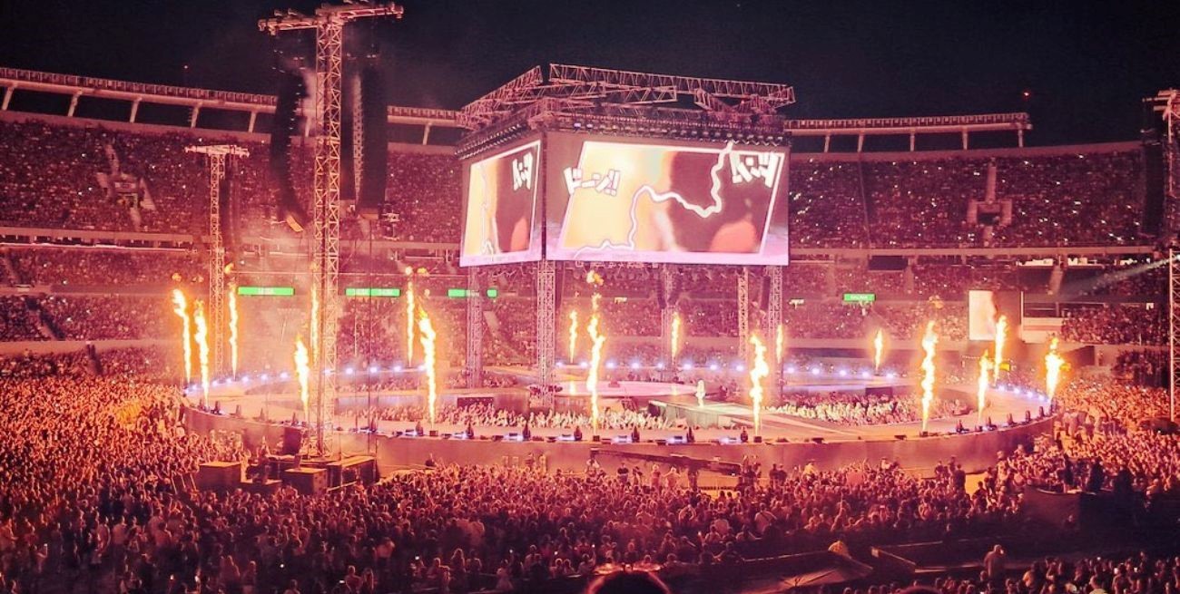 María Becerra sorprendió con un show 360 y seis invitados sorpresa en El Monumental