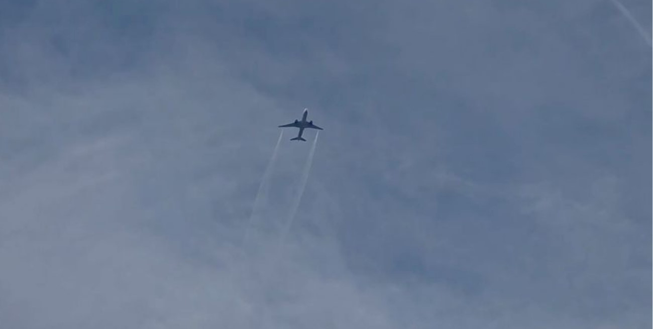 Un vuelo de United a Tokio volvió de emergencia a Dulles por una falla en un motor