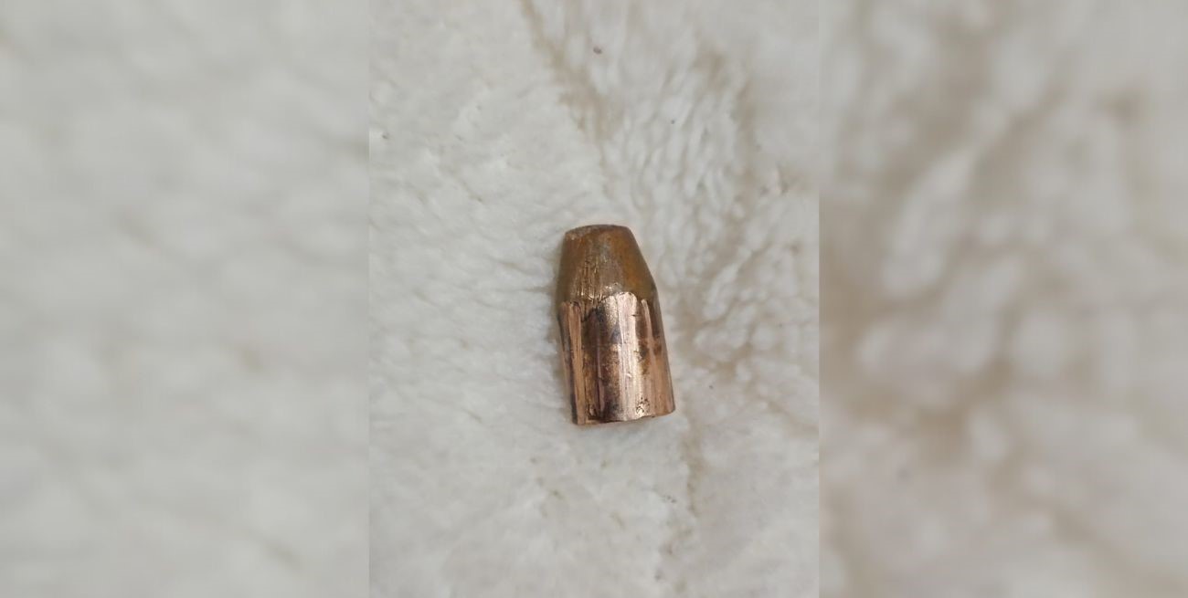 Peligroso incidente: una bala perdida perforó un techo y cayó entre una madre y su hijita