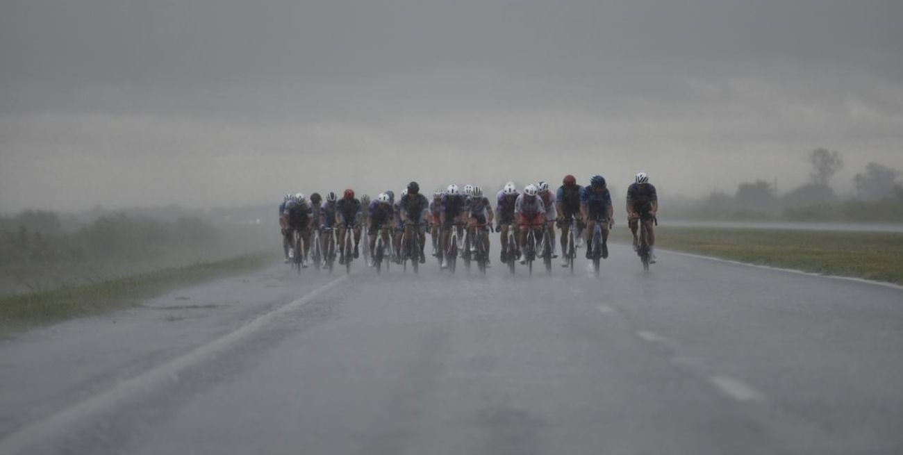 La Santa Fe–Rosario fue suspendida por las condiciones climáticas y se premió el sprint hasta Coronda
