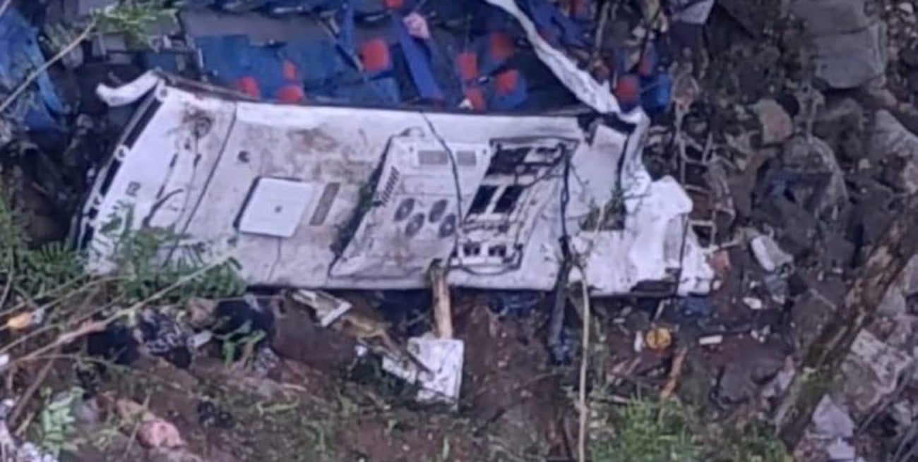 Tragedia en Antioquia: 17 adolescentes mueren al caer micro a un precipicio en Colombia