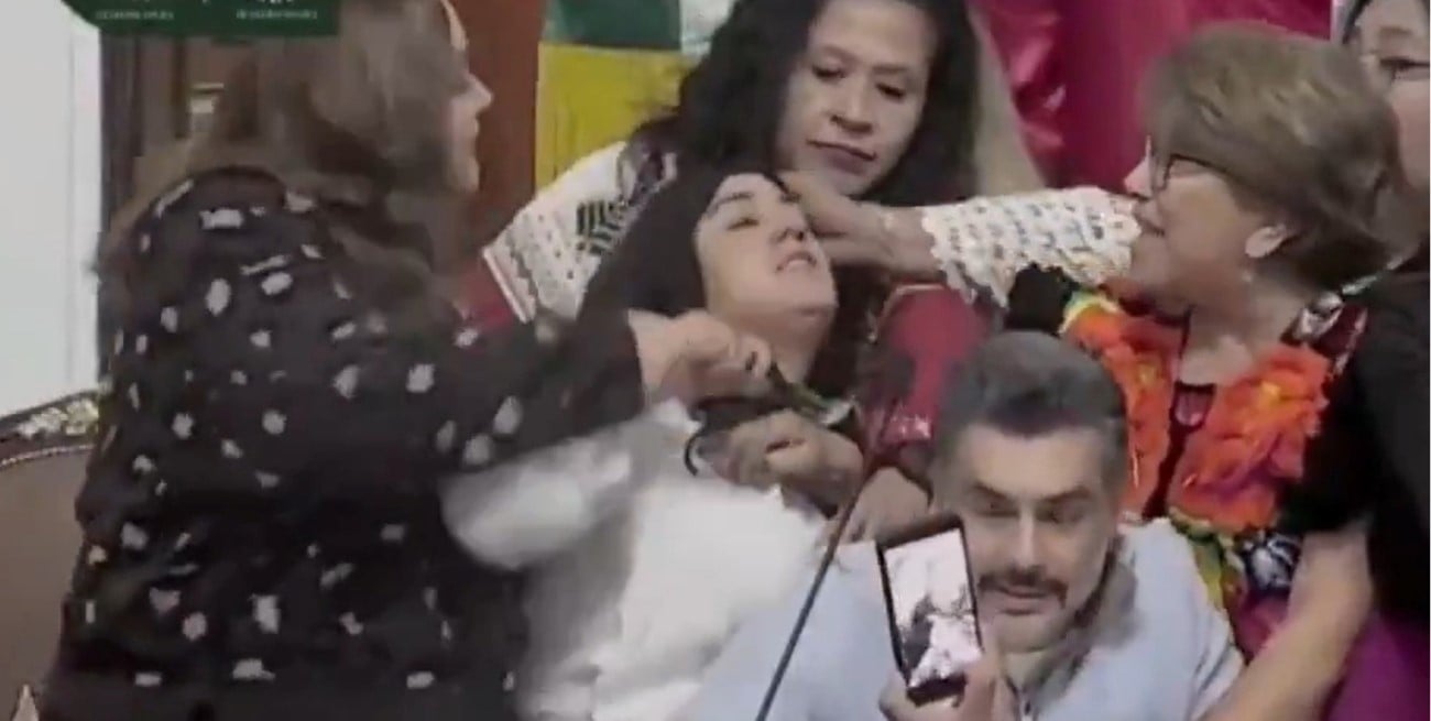 México: empujones, golpes y tirones de pelo en el Congreso capitalino por el cierre del Instituto de Transparencia