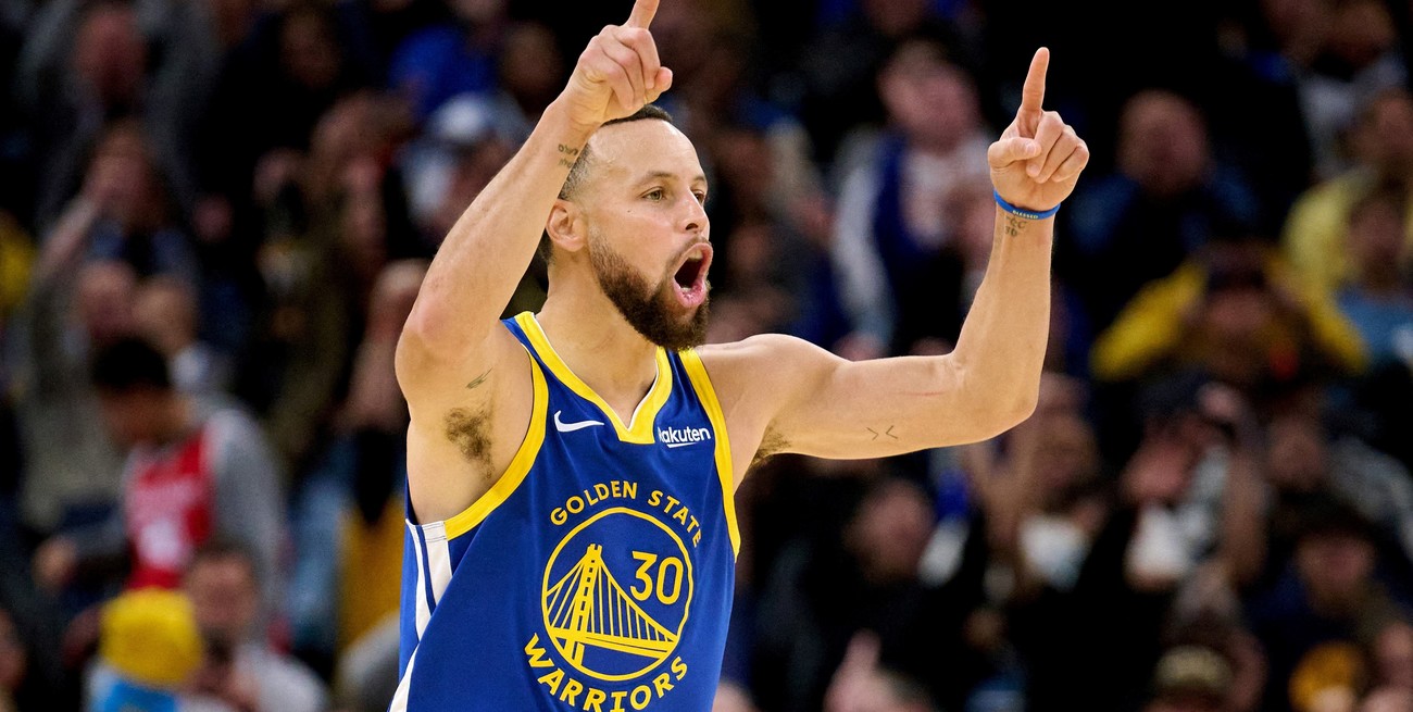 Curry metió 48 puntos, pasó a Jordan y volvió a romper récords