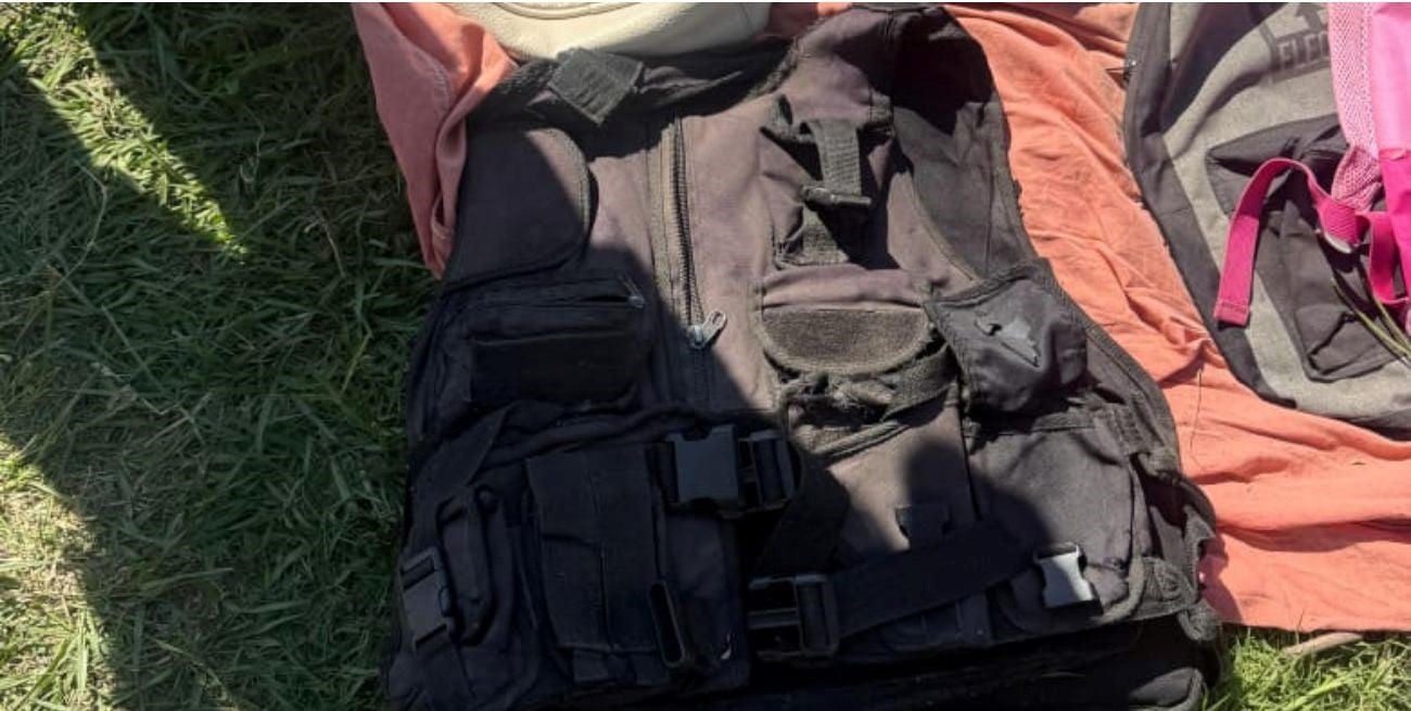 Insólito: cayó una pareja que intentaba vender un chaleco balístico de uso policial