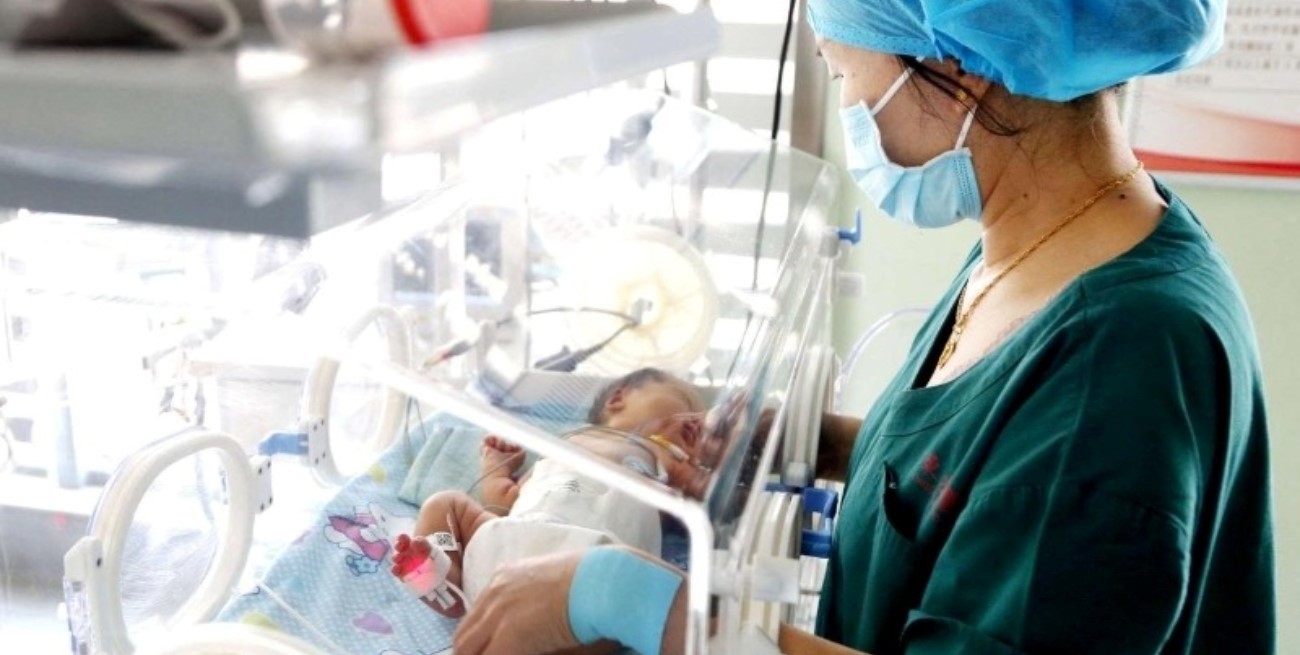 China eliminará los costos de los partos en 2026 para incentivar nacimientos