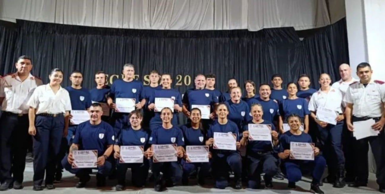 Vocación, esfuerzo y servicio: egresaron cinco nuevos bomberos en San Cristóbal