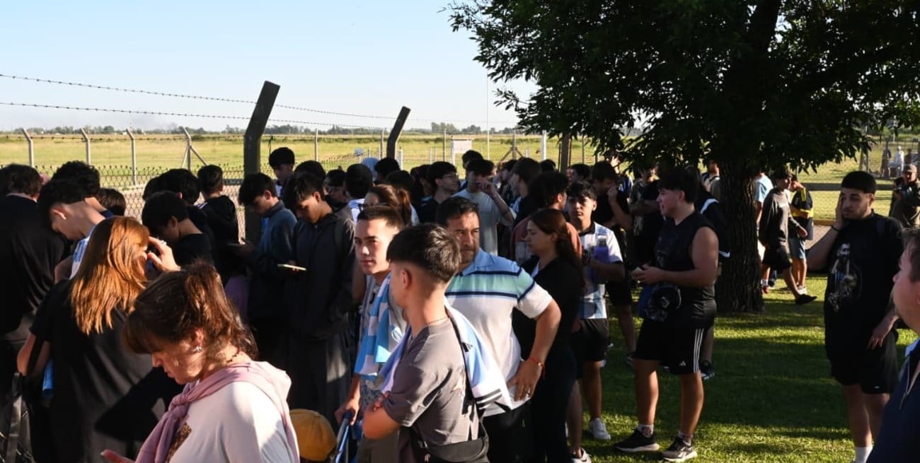 Emoción y expectativa en Sauce Viejo: una multitud aguarda la llegada de Lionel Messi