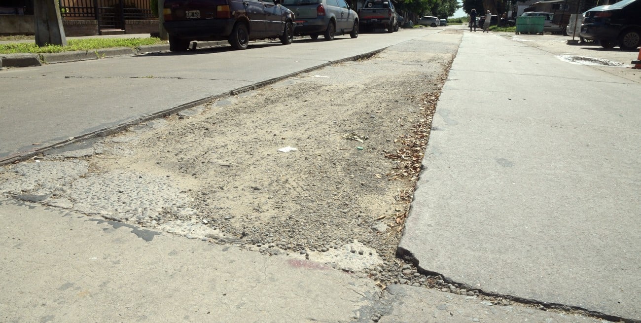 B° El Pozo: reclaman por el mal estado de calle Greca y el colectivo dejó de pasar