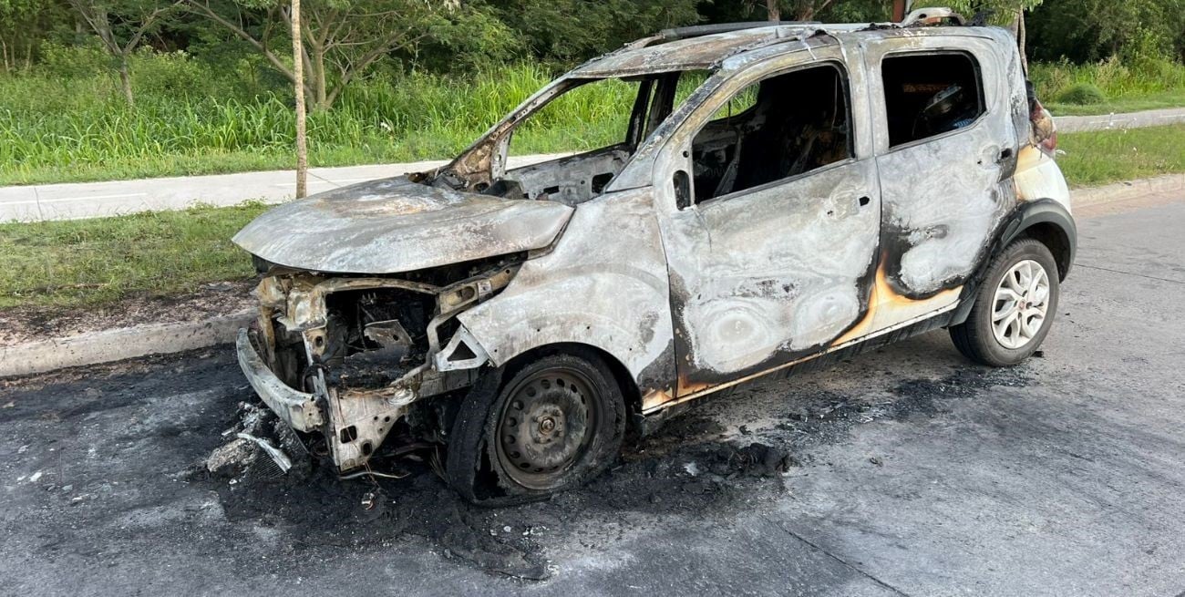 Un auto se incendió en la colectora oeste de la ruta 1