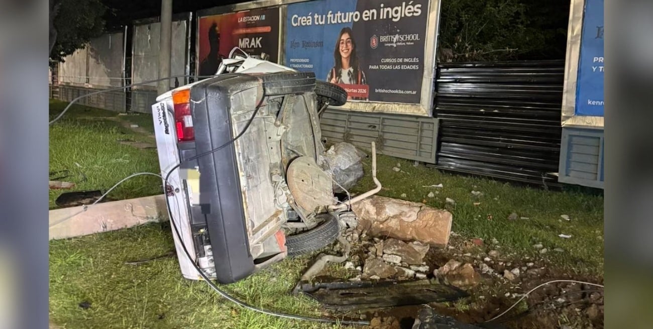 Murió un joven al volcar su auto en Córdoba: investigan si corría una picada