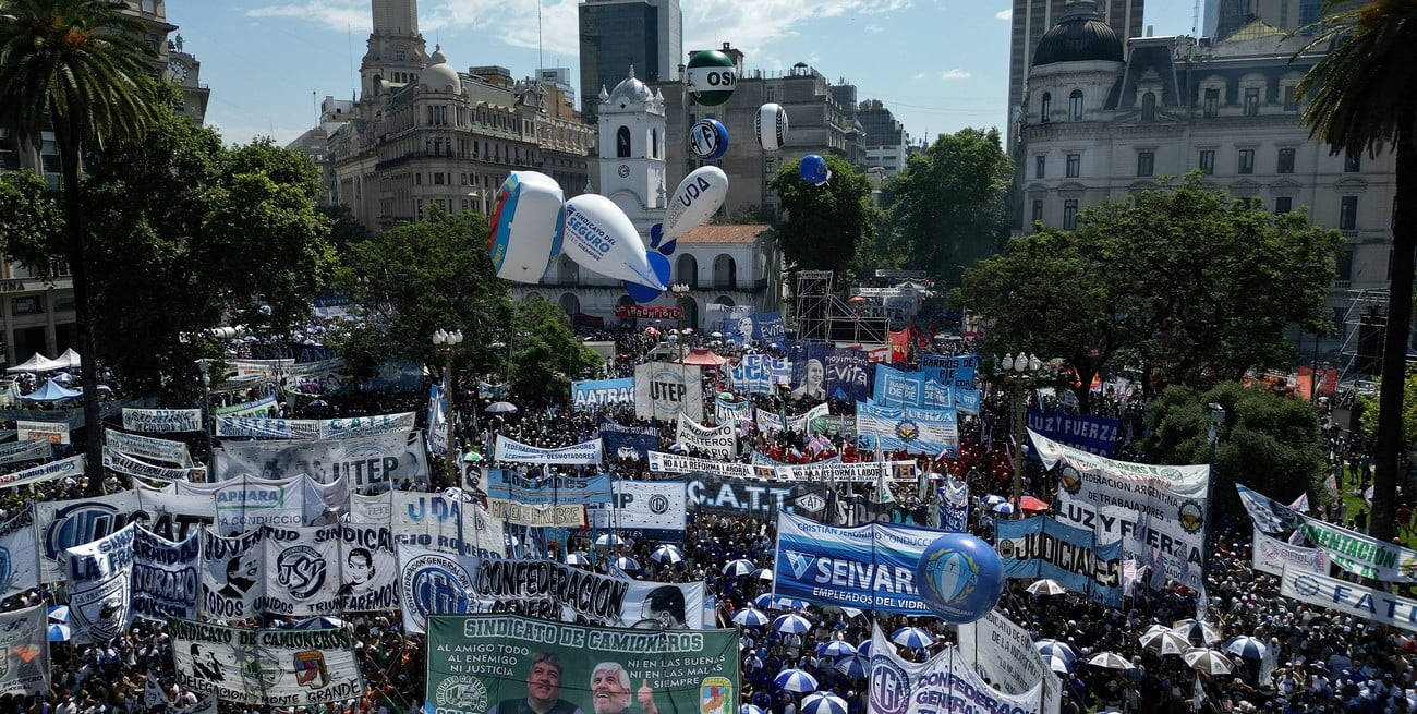 Tras la movilización, la CGT amenazó con un paro si avanza la reforma laboral