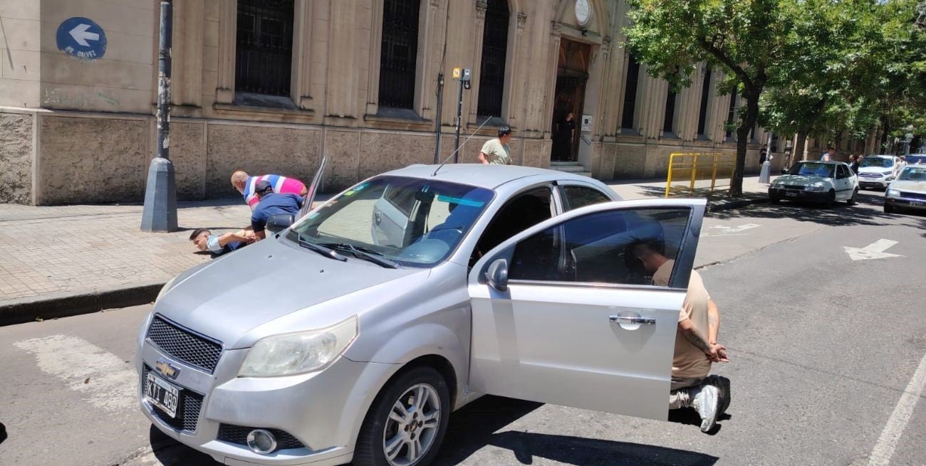 Detuvieron a tres personas en bulevar por un robo con inhibidor de señal