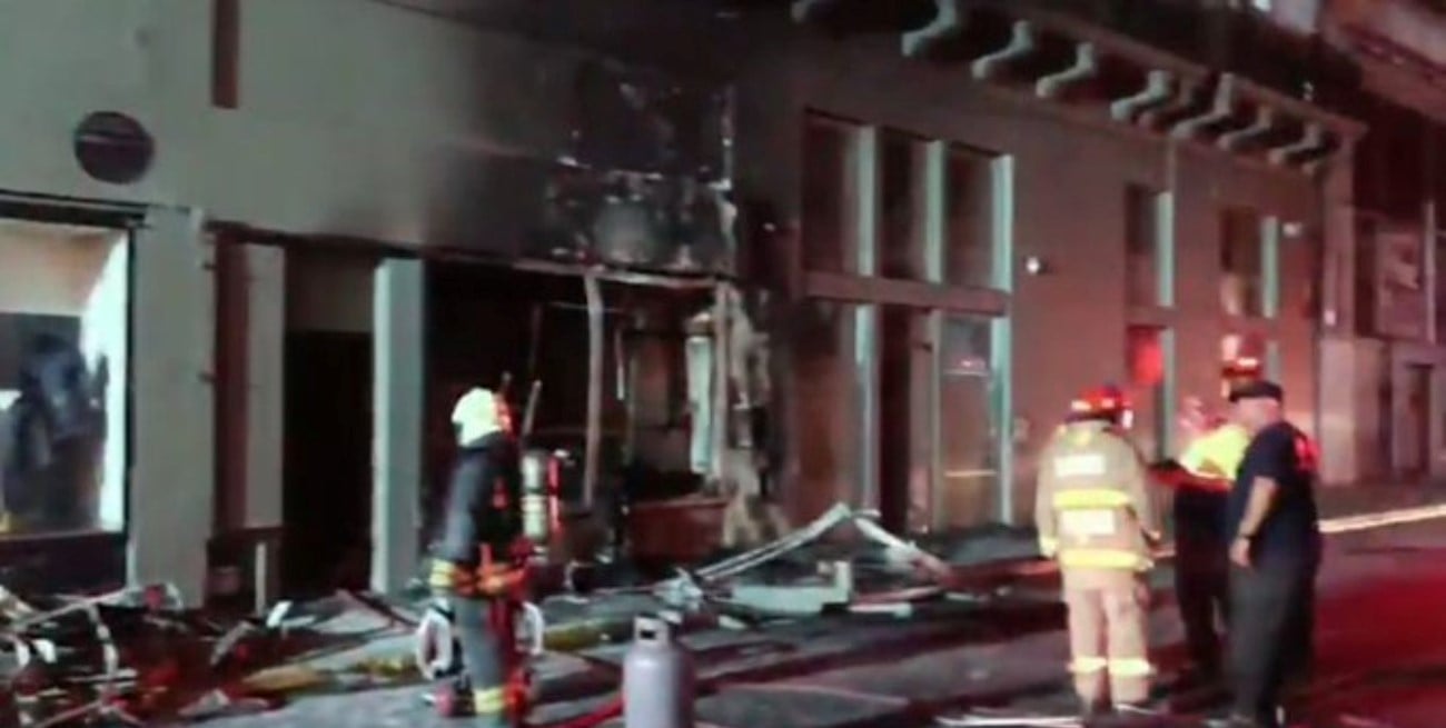 Incendio en Monserrat: un contenedor en llamas afectó a un local y 18 personas fueron evacuadas