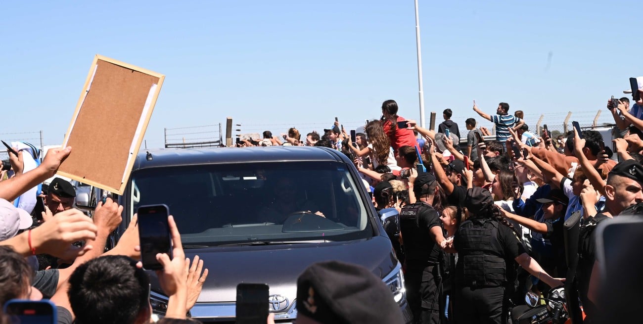 El aeropuerto de Sauce Viejo fue exclusivo para Messi mientras afuera primó el caos
