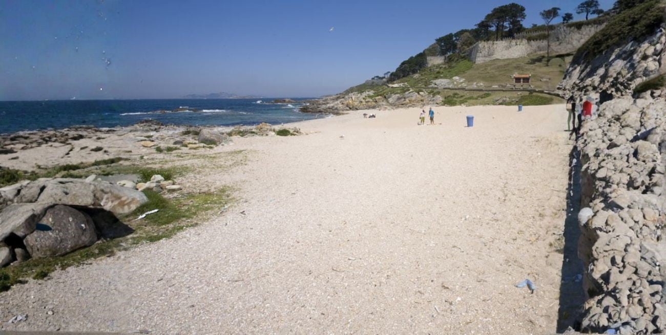 Una turista alemana murió tras ser golpeada por una ola en una playa de Baiona mientras se sacaba una selfie