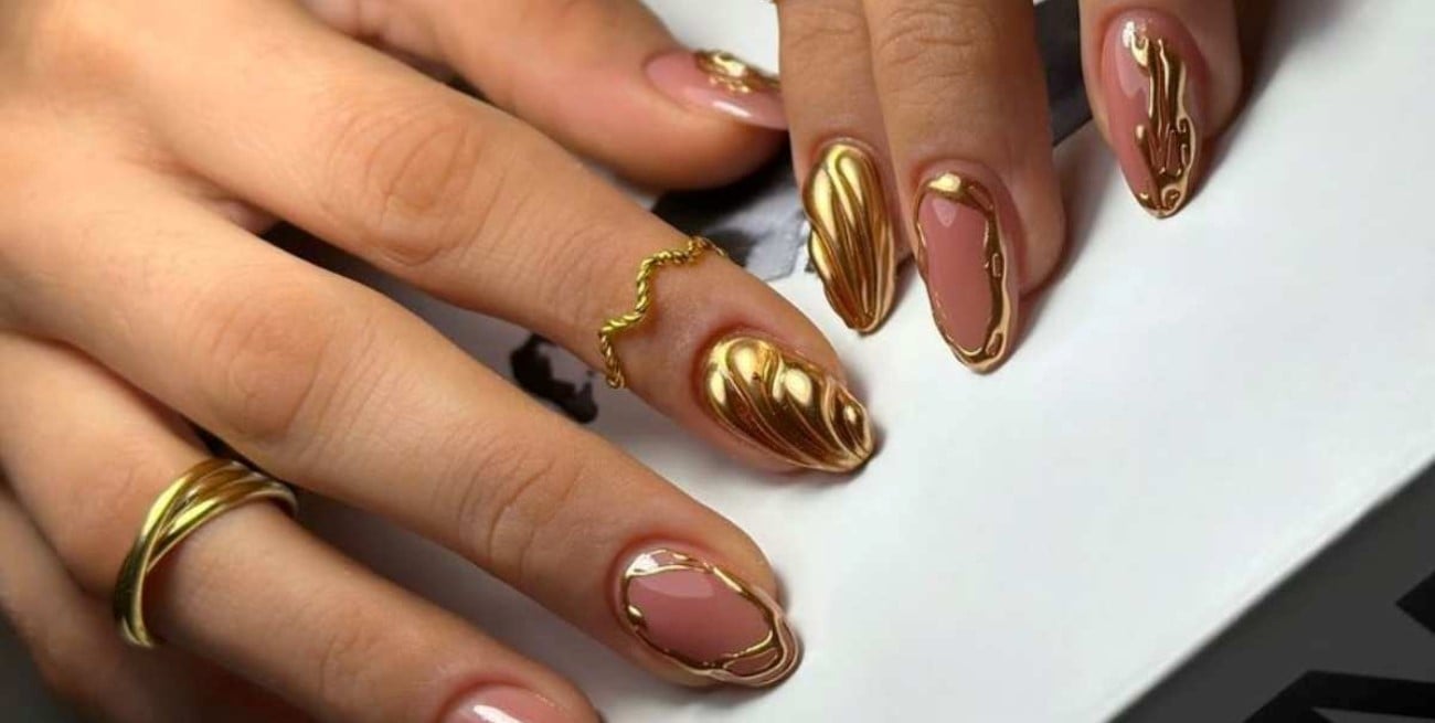 Ni rojo ni nude: el dorado es el color de uñas estrella para esta Navidad
