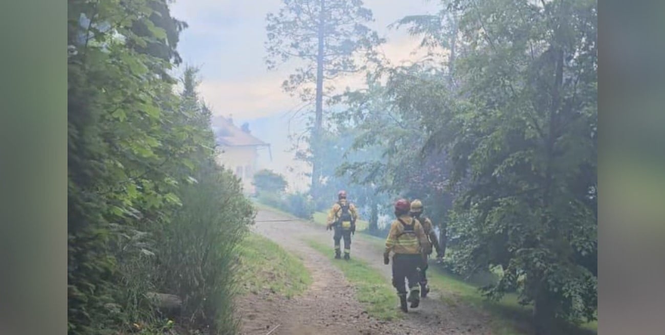 Alarma en Bariloche: bomberos combaten un incendio cerca de un sanatorio
