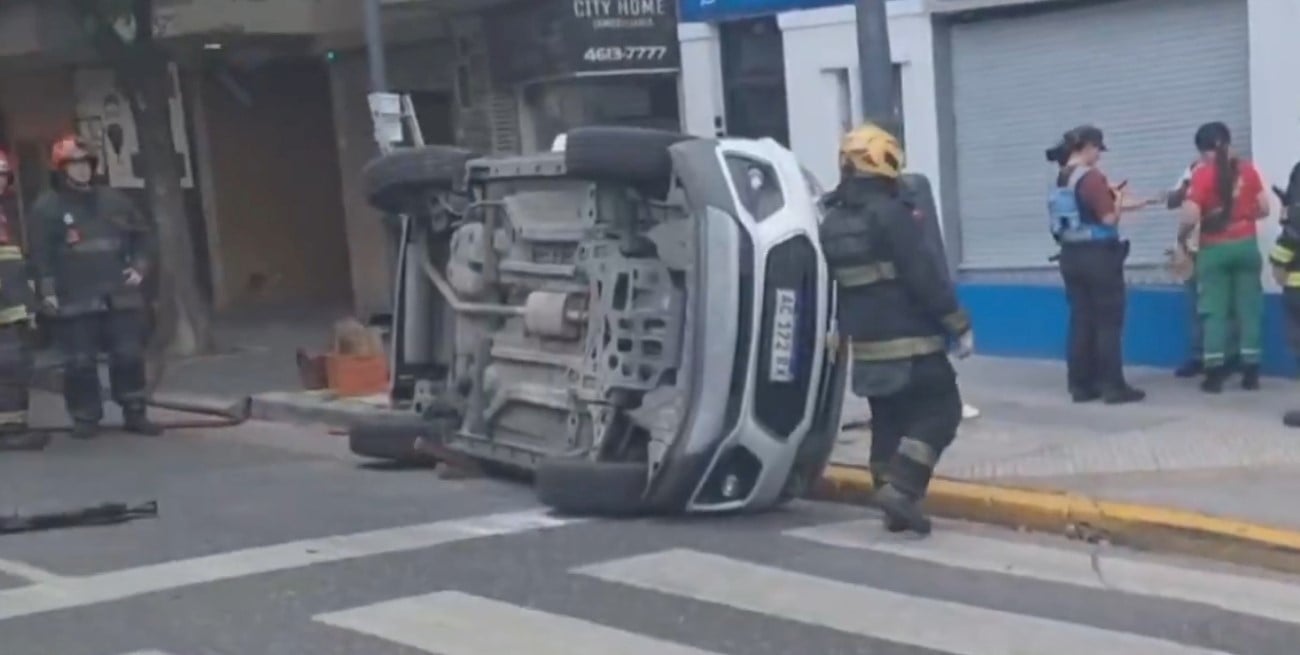 Seis heridos en Flores: condujo cinco cuadras a contramano, chocó y volcó